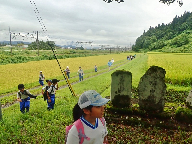 浦佐小学校2年生のフットパスがありました_c0336902_19592335.jpg