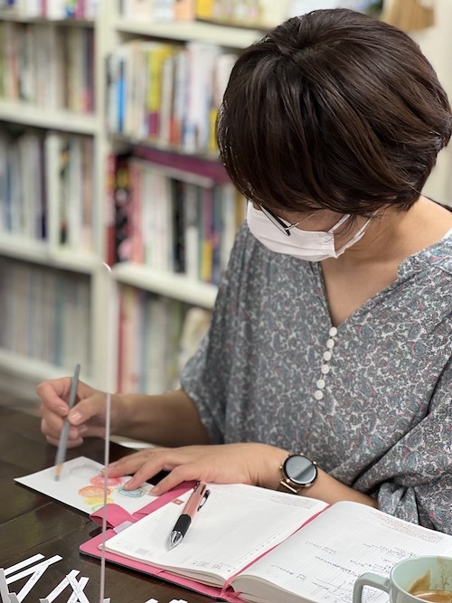【香りの図書室】9月の香りの図書室は菊と月がテーマでした〜_a0191183_19170731.jpeg
