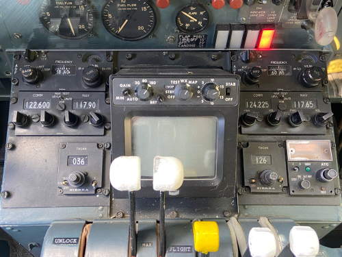 YS-11 コックピットフロントガラス YS-11 コックピットフロントガラス YS-11 操縦室窓 コックピット