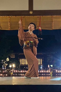 親子で習い事も、もう５年目。平野神社さんで舞を奉納しました。_d0227246_16324600.jpg