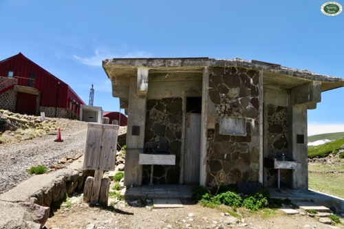 肩の小屋の公衆トイレが新しくなっていました!_a0353718_19594926.jpg