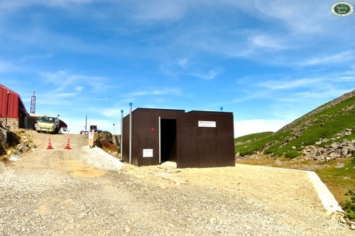 肩の小屋の公衆トイレが新しくなっていました!_a0353718_19595796.jpg