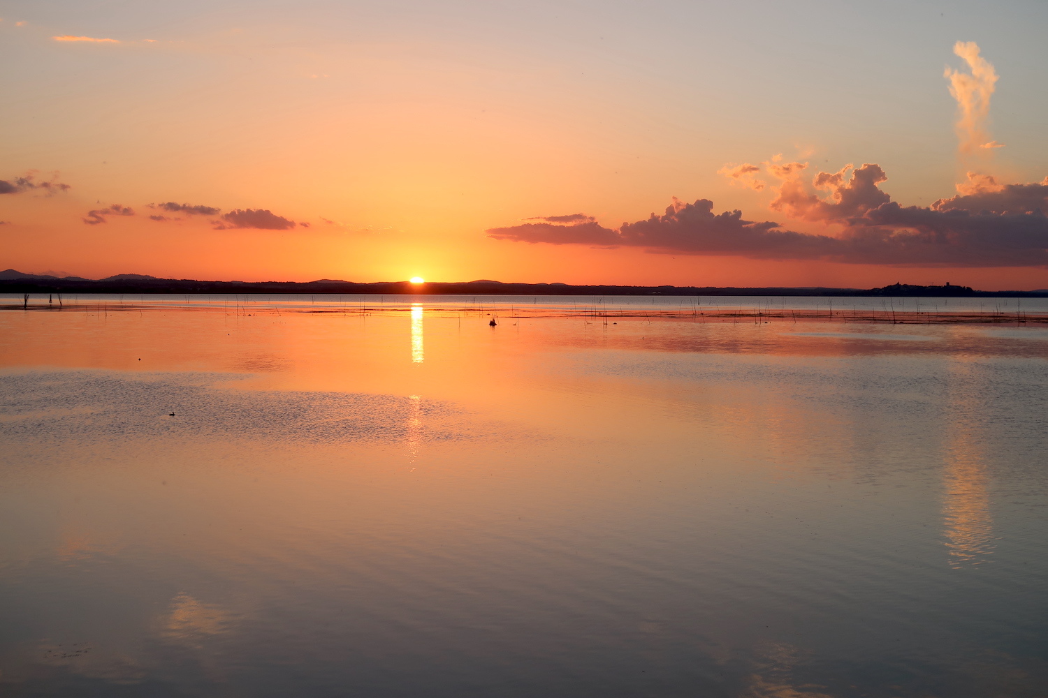 夕日ゆくも雲と湖夕いろで美しいトラジメーノ湖_f0234936_22192523.jpg