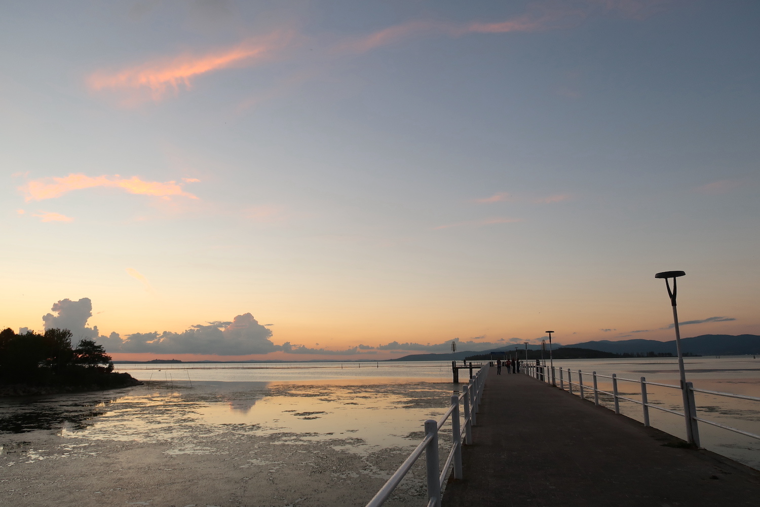 夕日ゆくも雲と湖夕いろで美しいトラジメーノ湖_f0234936_22524652.jpg