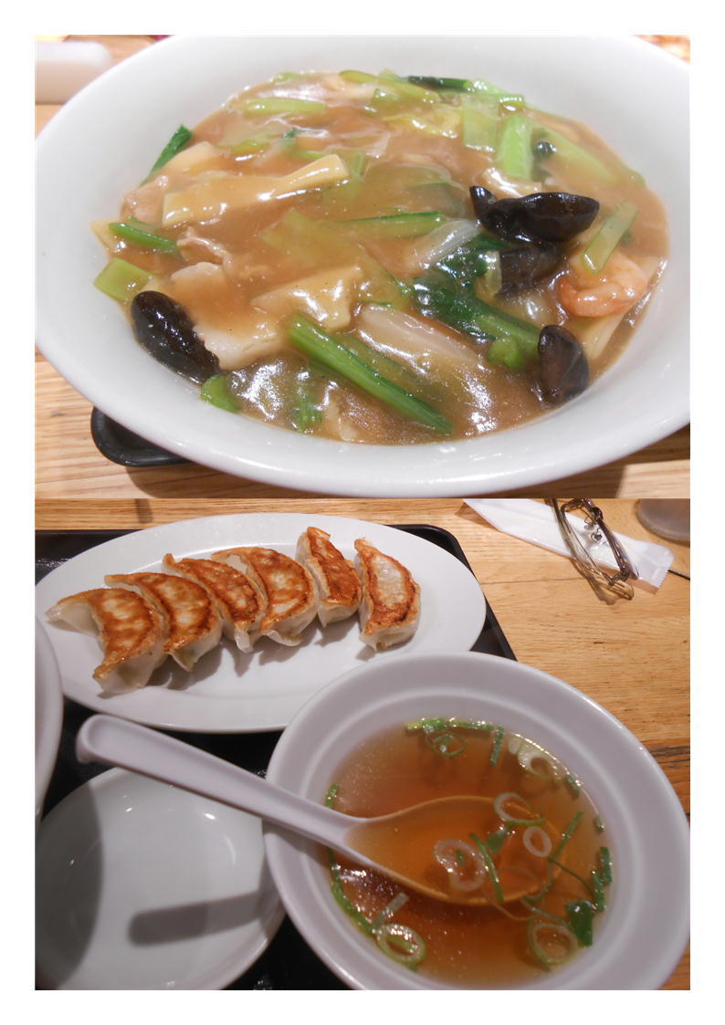 五反田で大阪王将という店を見つけ、入ってみた。 食べたものは最近食べる機会が多い「中華丼+餃子の定食」_f0388041_07102098.jpg