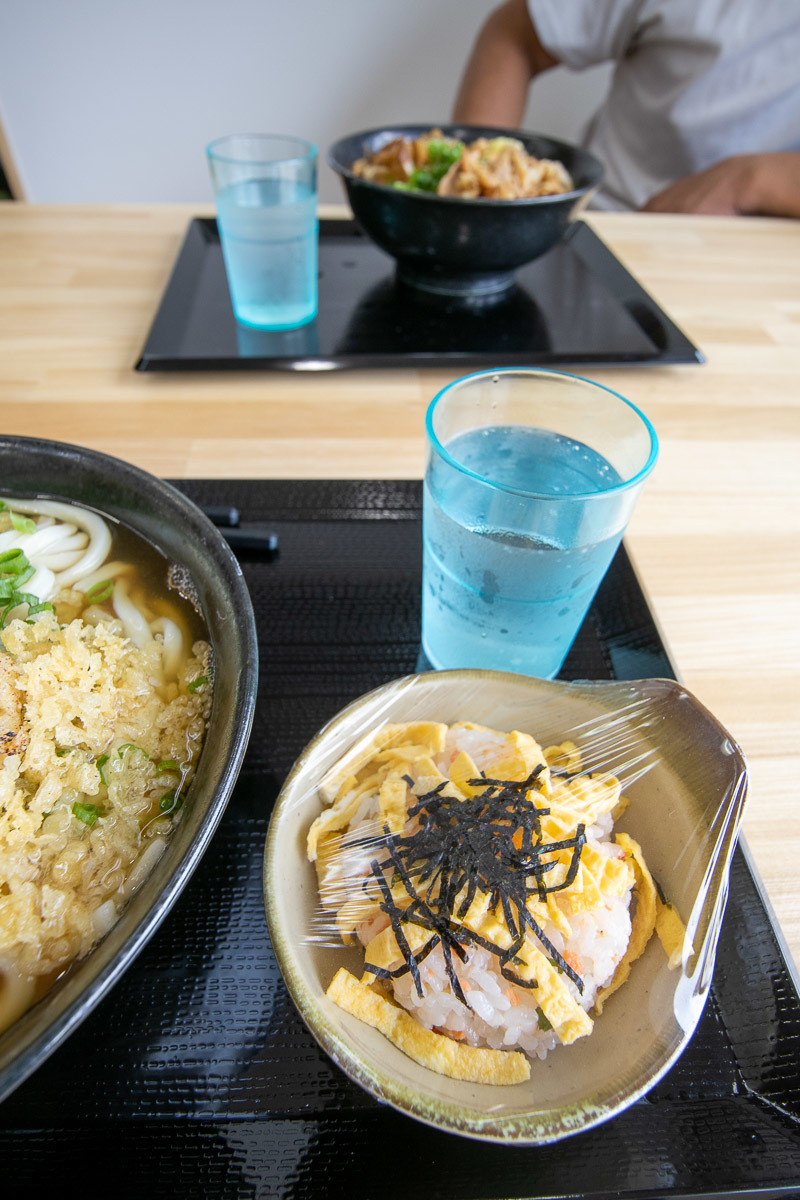 さぬきうどん 弥で、肉うどんとちらし寿司_a0077663_17285121.jpg
