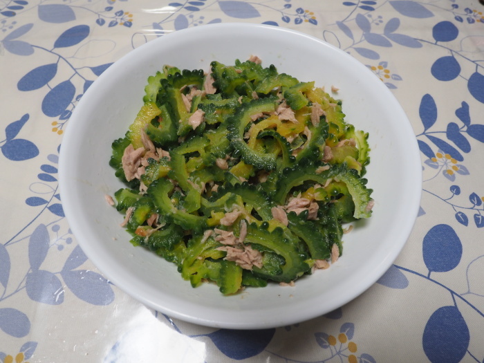 今日の収穫(冬瓜)とその後(ゴーヤとシーチキンのサラダ、ナスの炒め煮)_c0116915_00104180.jpg