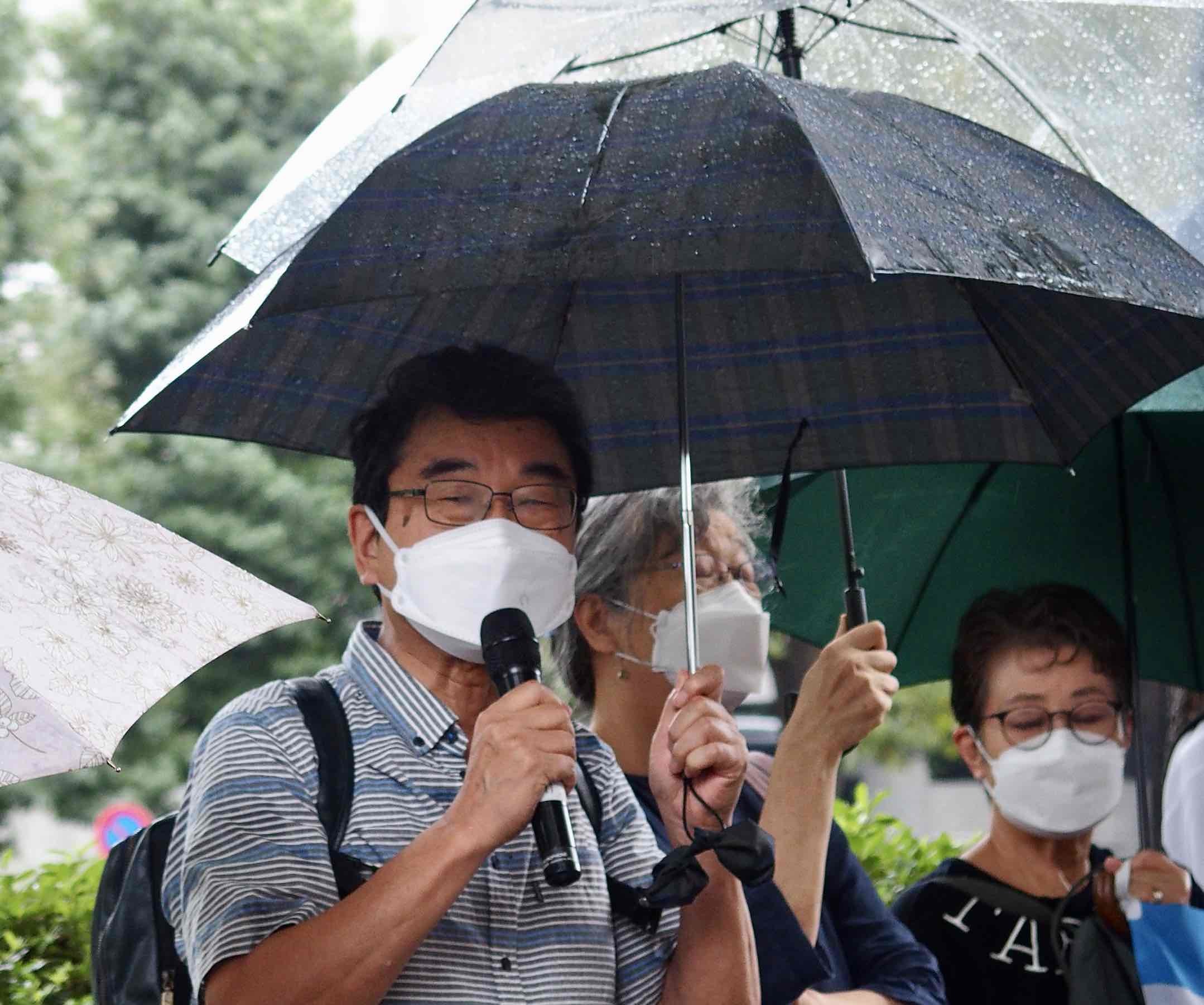 高裁は弁論再開を！月いちスタンディング、雨のスタート！_e0068696_07470475.jpg