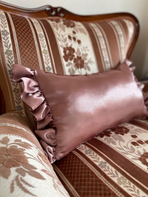 『サンゲツ』のサテン生地で『ピロークッション』を納めました by interior styling of bright_c0157866_22194248.jpg
