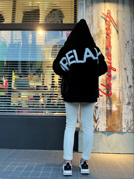 そろそろ羽織物が活躍する時期です☆「1PIU1UGUALE3 RELAX」ファーロゴパーカー入荷です。_c0204280_13520250.jpg