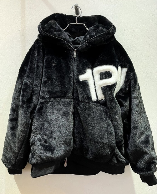そろそろ羽織物が活躍する時期です☆「1PIU1UGUALE3 RELAX」ファーロゴパーカー入荷です。_c0204280_16140494.jpg
