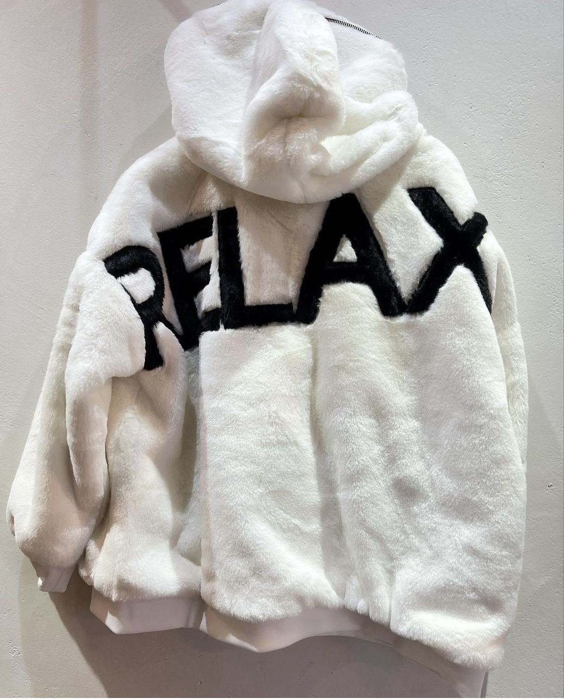 そろそろ羽織物が活躍する時期です☆「1PIU1UGUALE3 RELAX」ファーロゴパーカー入荷です。_c0204280_16144513.jpg