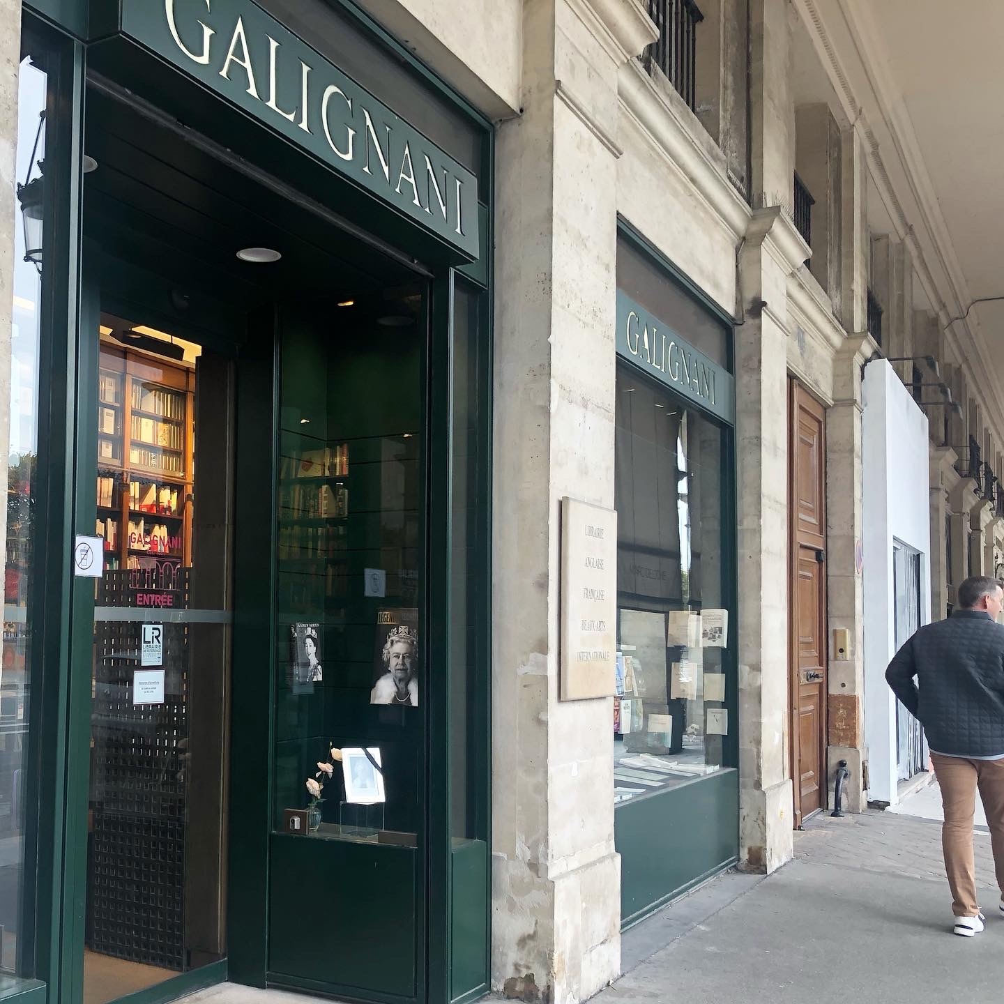 エリザベス女王の思い出 パリのイギリス書店スミスアンドサン_a0231632_02493956.jpeg