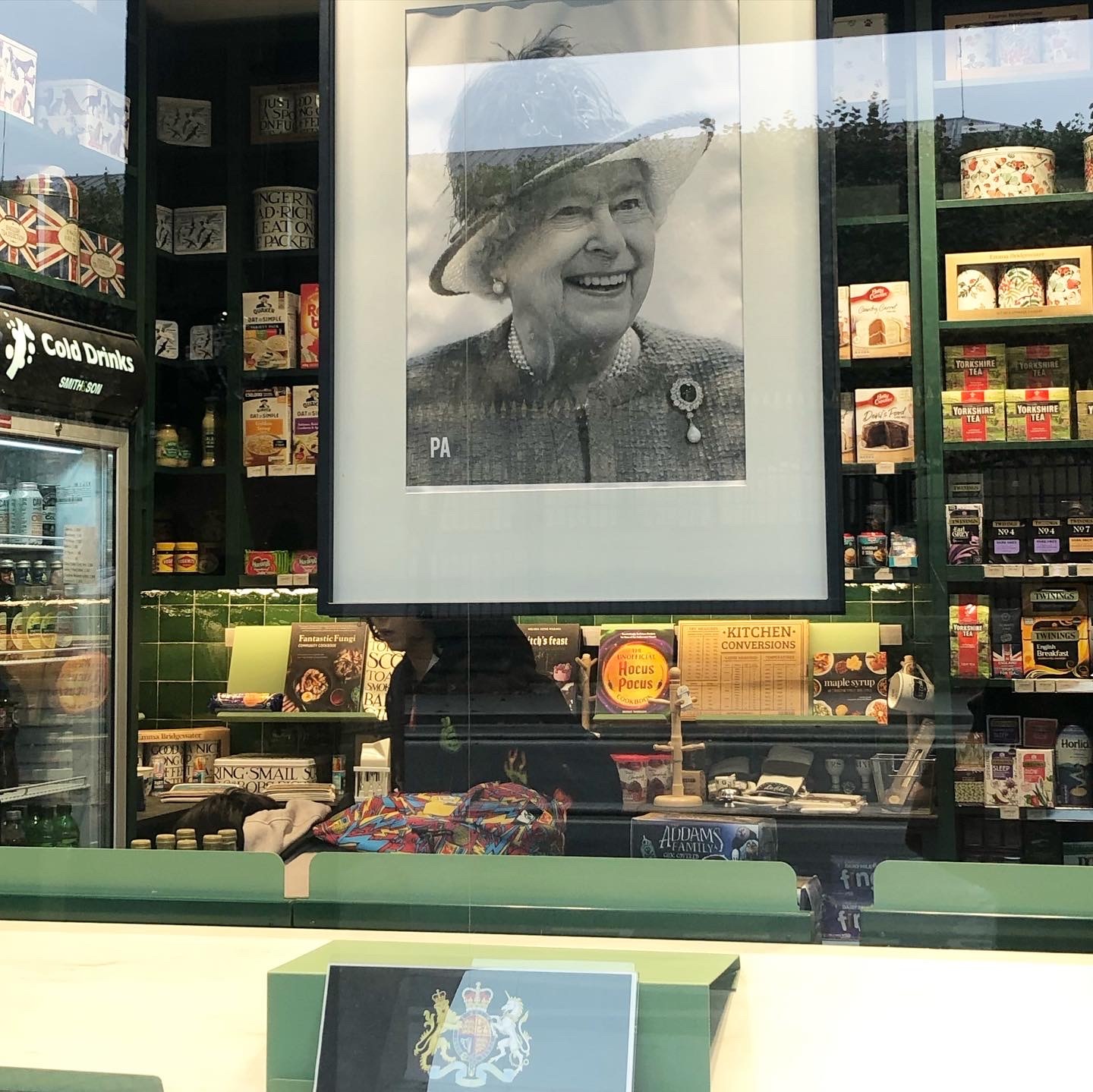 エリザベス女王の思い出　パリのイギリス書店スミスアンドサン_a0231632_02500153.jpeg