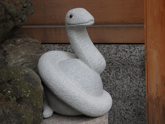 蛇窪神社にまた白蛇石像_e0370846_21392799.jpg