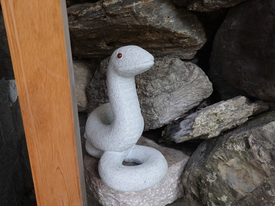 蛇窪神社にまた白蛇石像_e0370846_21395910.jpg