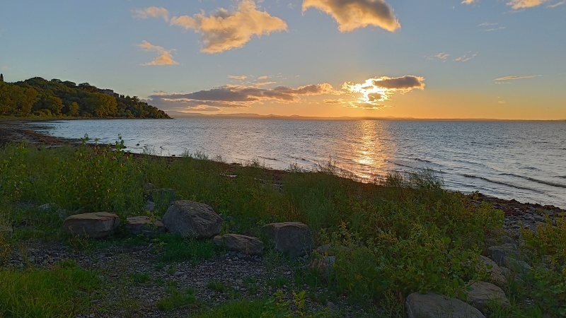 沈みゆく夕日照らす岸辺ゆっくり歩くトラジメーノ湖_f0234936_17574579.jpg