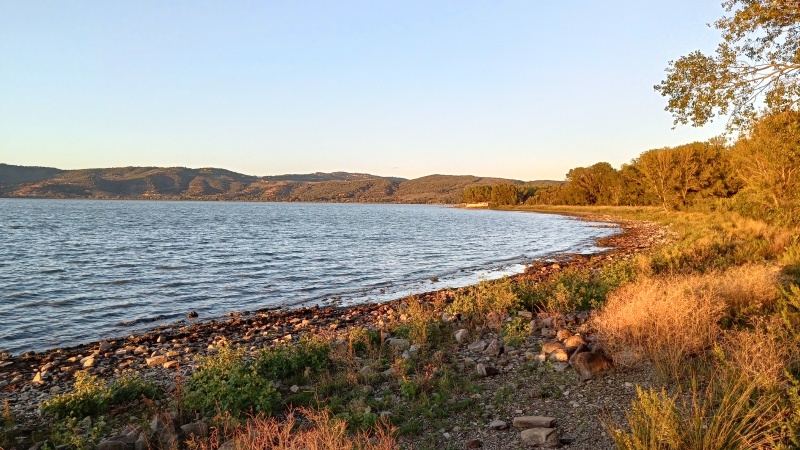 沈みゆく夕日照らす岸辺ゆっくり歩くトラジメーノ湖_f0234936_18234528.jpg