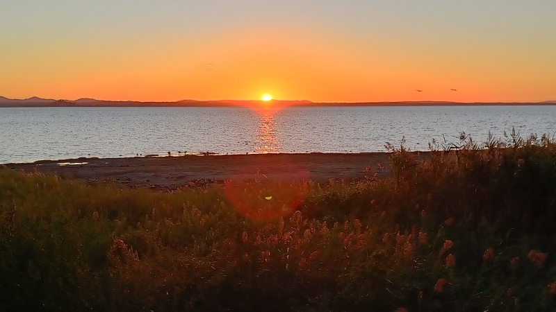 沈みゆく夕日照らす岸辺ゆっくり歩くトラジメーノ湖_f0234936_18372505.jpg