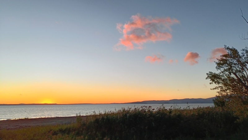 沈みゆく夕日照らす岸辺ゆっくり歩くトラジメーノ湖_f0234936_18391357.jpg