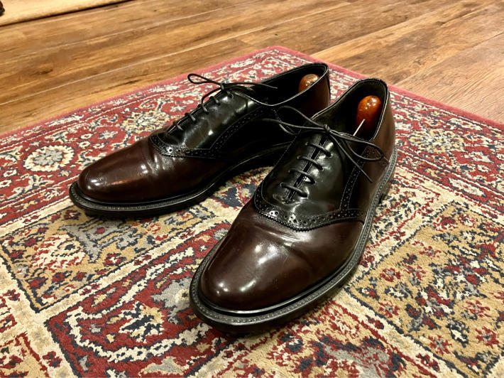 サドルシューズとレザースリッポン&DKNYのテーラード&ジルボーの サドルシューズとレザースリッポン&DKNYのテーラード&ジルボーの