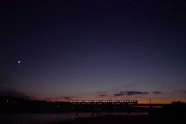月が輝く夕暮れの八高線多摩川橋梁_f0173596_21002703.jpg