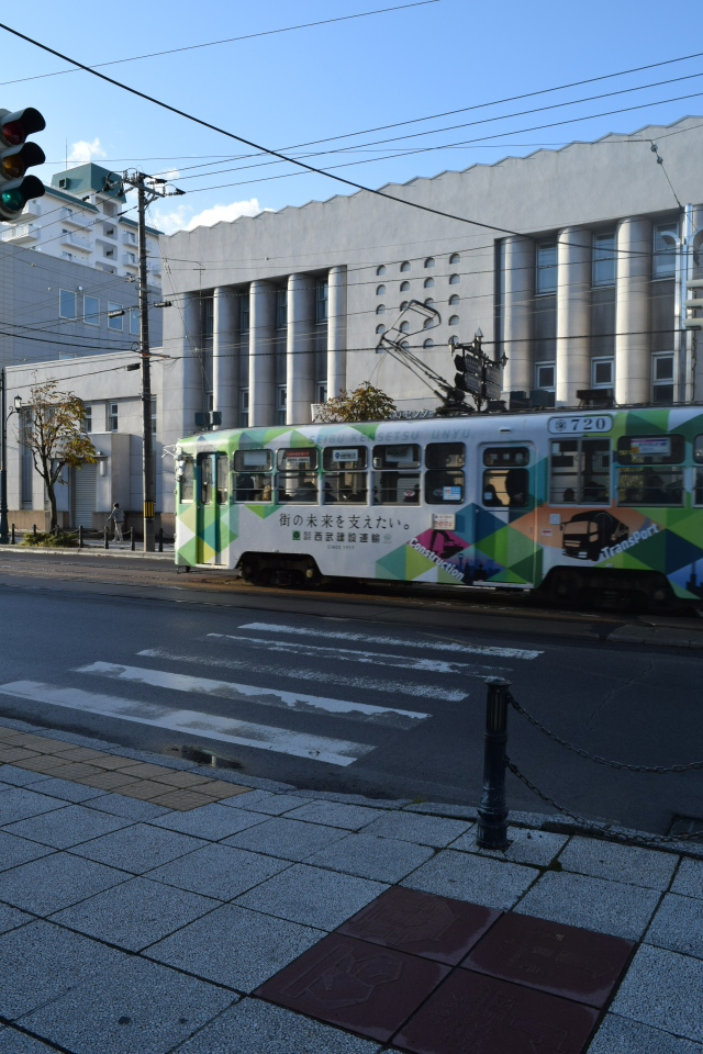 函館の路面電車と函館のレトロ建築群(函館坂のある町の風景)_f0142606_03163130.jpg