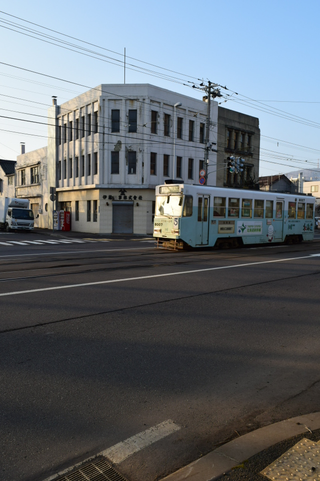 函館の路面電車と函館のレトロ建築群(函館坂のある町の風景)_f0142606_03293075.jpg