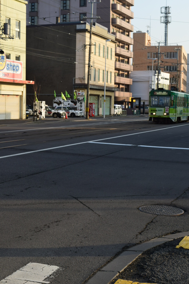 函館の路面電車と函館のレトロ建築群(函館坂のある町の風景)_f0142606_03302620.jpg
