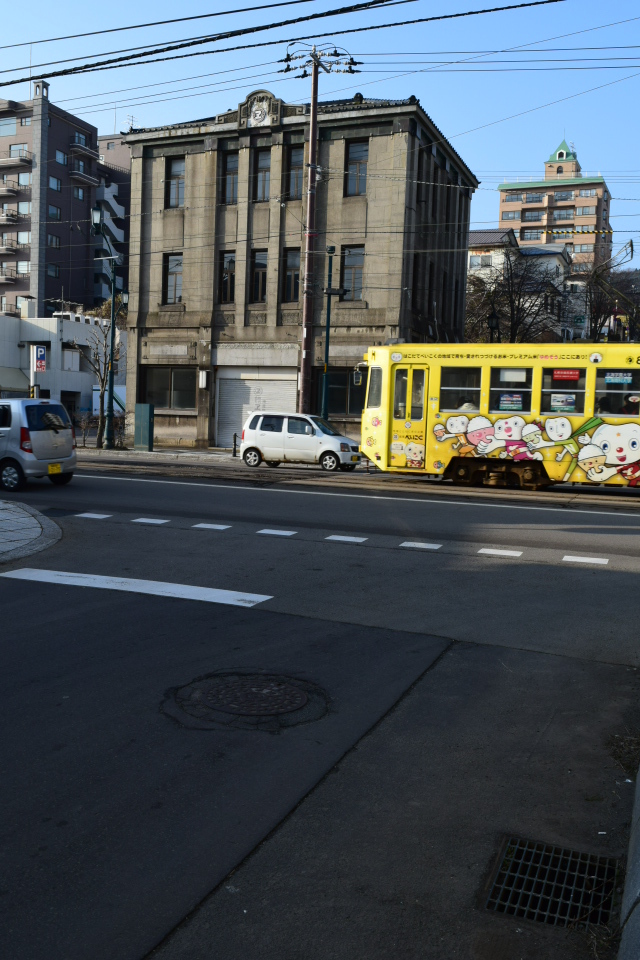 函館の路面電車と函館のレトロ建築群(函館坂のある町の風景)_f0142606_03351067.jpg