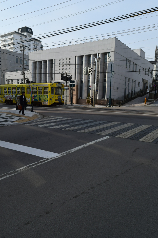 函館の路面電車と函館のレトロ建築群(函館坂のある町の風景)_f0142606_03393427.jpg