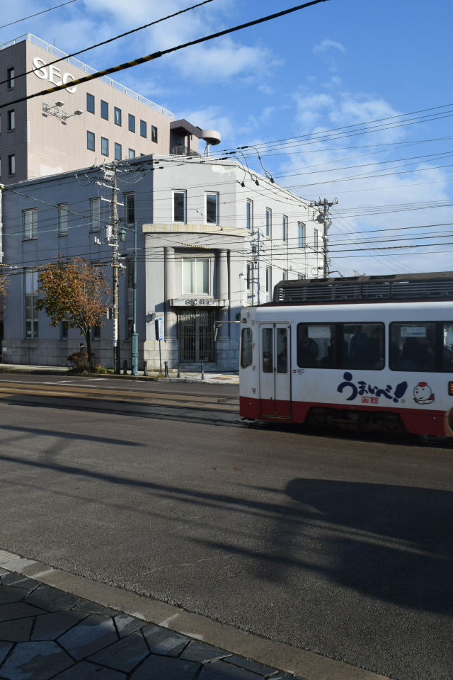 函館の路面電車と函館のレトロ建築群(函館坂のある町の風景)_f0142606_04124503.jpg