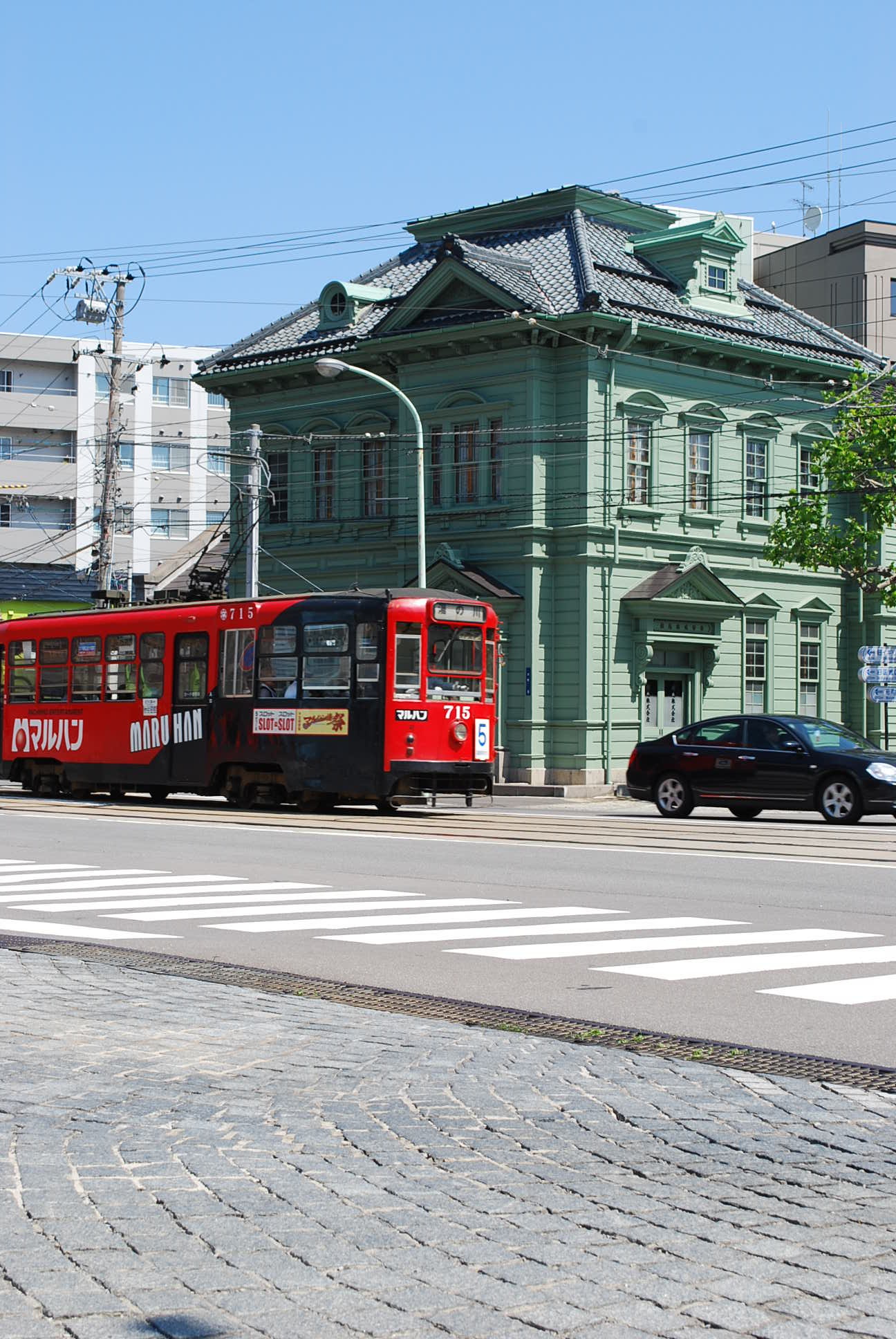 函館の路面電車と函館のレトロ建築群(函館坂のある町の風景)_f0142606_04173278.jpg
