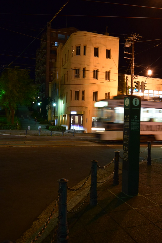 函館の路面電車と函館のレトロ建築群(函館坂のある町の風景)_f0142606_04421888.jpg