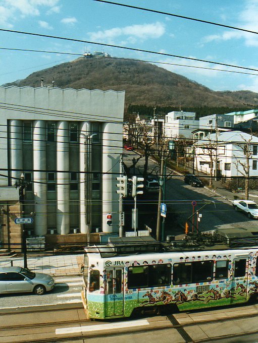 函館の路面電車と函館のレトロ建築群(函館坂のある町の風景)_f0142606_11000054.jpg