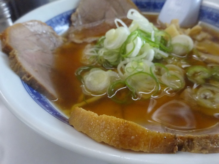 【 中華そば　もきち 】　チャーシュー麺！　染みる魚介感がたまらないぜ！　この私はいつからかいつも迷いなくここではチャーシューメン一択になった♪　_d0396298_22523022.jpg