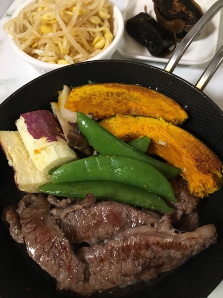 マルちゃん正麺味噌にこてっちゃん炒めをのせた　スキレットで薄切りステーキ_b0417696_09094569.jpeg
