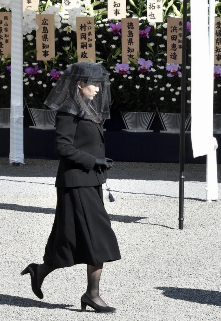 喪服姿の女性 皇族方の喪服姿に学ぶ : てぶくろ