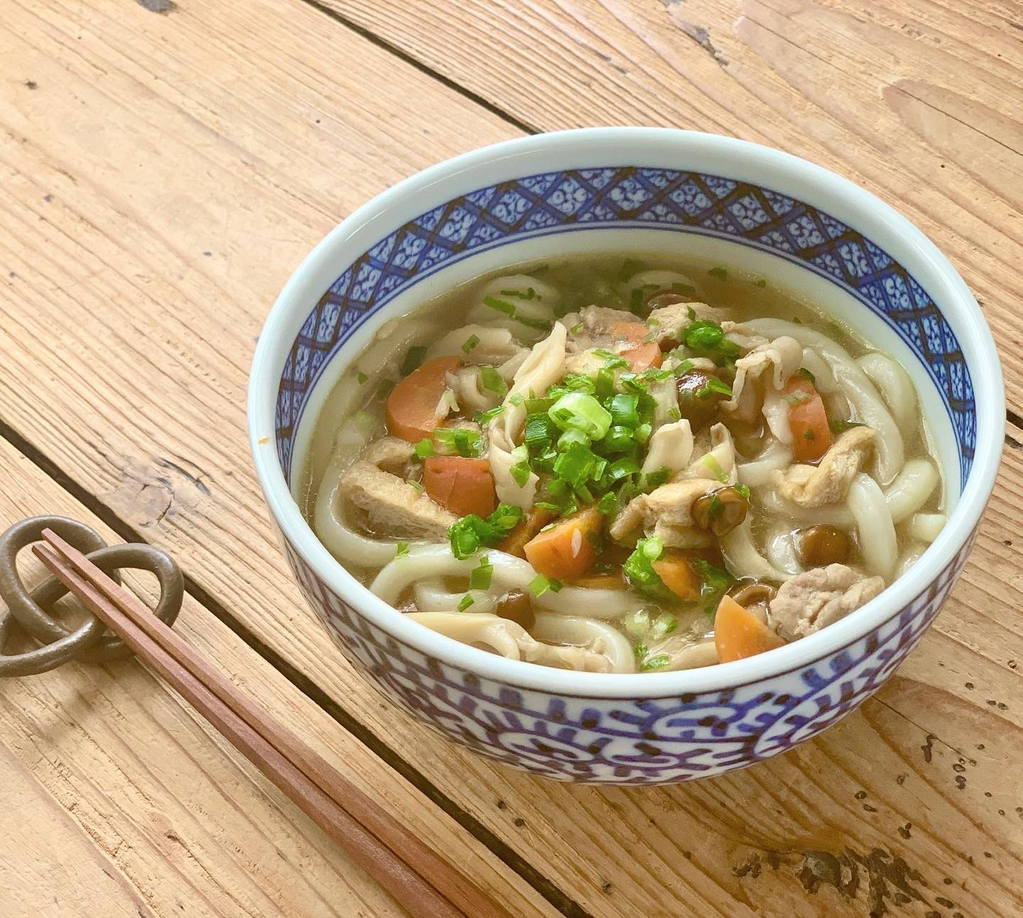 『ハロウィンのアレンジメント』を飾ってみた♪ と 『豚汁のうどん』のお昼ごはん_d0249193_22244939.jpg