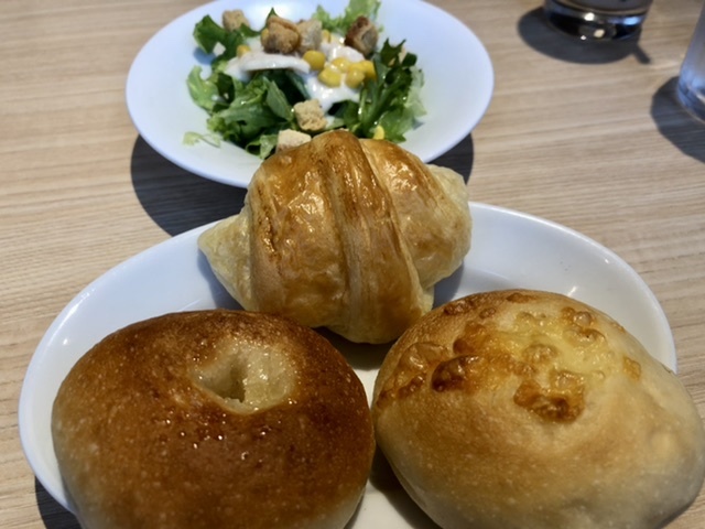 【鎌倉パスタのパンは3個60円なのね】_b0009849_19595831.jpeg
