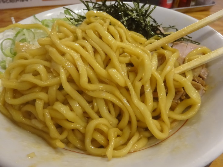 【 らーめん　ひかり 】　　油そば （並）♪　　タレ油をからませていただく食べごたえのある麺の素晴らしさよ。　二郎スタイルの店でこんなにうまいまぜそばがいただけるとは！！　二周年おめでとうございます♪_d0396298_00064067.jpg