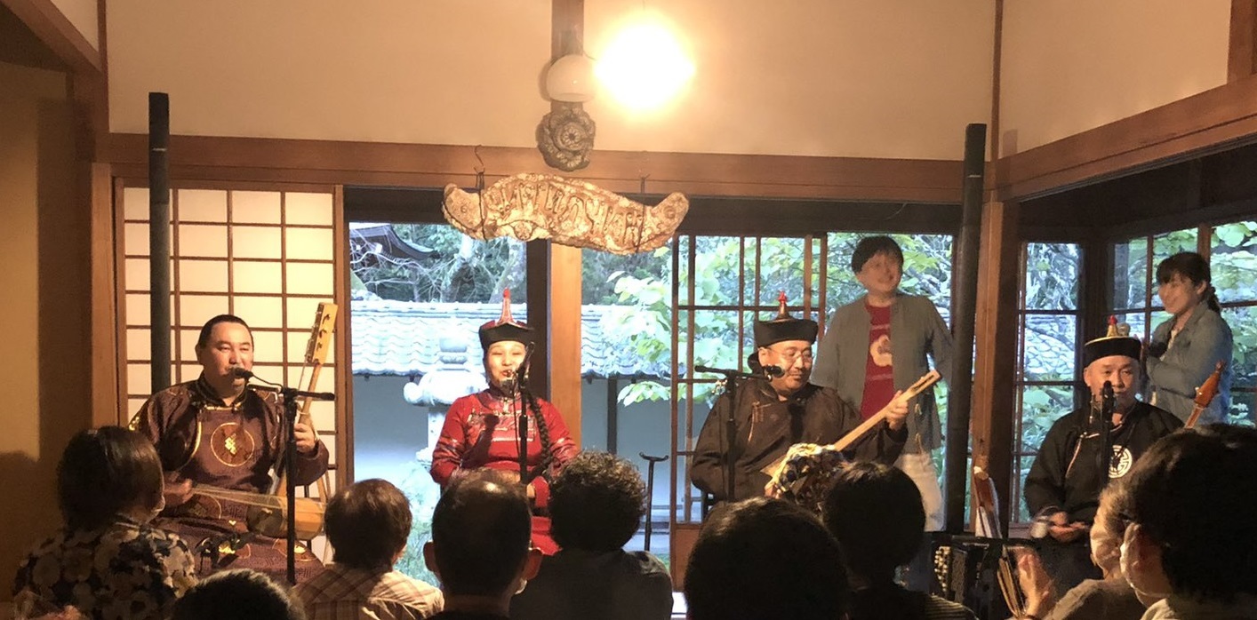 Chirgilchin LIVE『トゥバのホーメイ~歌声の蜃気楼』@浄智寺 濁声の先にある宇宙の口笛のような澄明な聲_c0002171_19433498.jpg