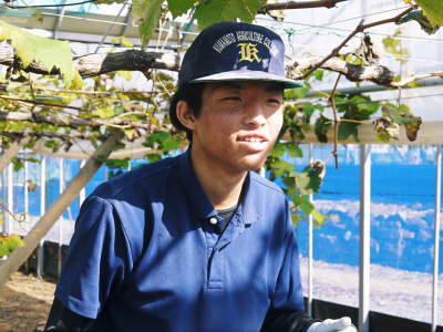 熊本ぶどう 社方園 収穫を終えたぶどう園にお礼肥え!今年は熊本県立農業大学から来た実習生と共に行っています!2022年(後編)_a0254656_18002110.jpg