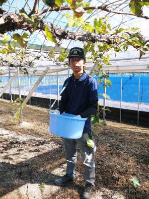 熊本ぶどう 社方園 収穫を終えたぶどう園にお礼肥え!今年は熊本県立農業大学から来た実習生と共に行っています!2022年(後編)_a0254656_18043555.jpg