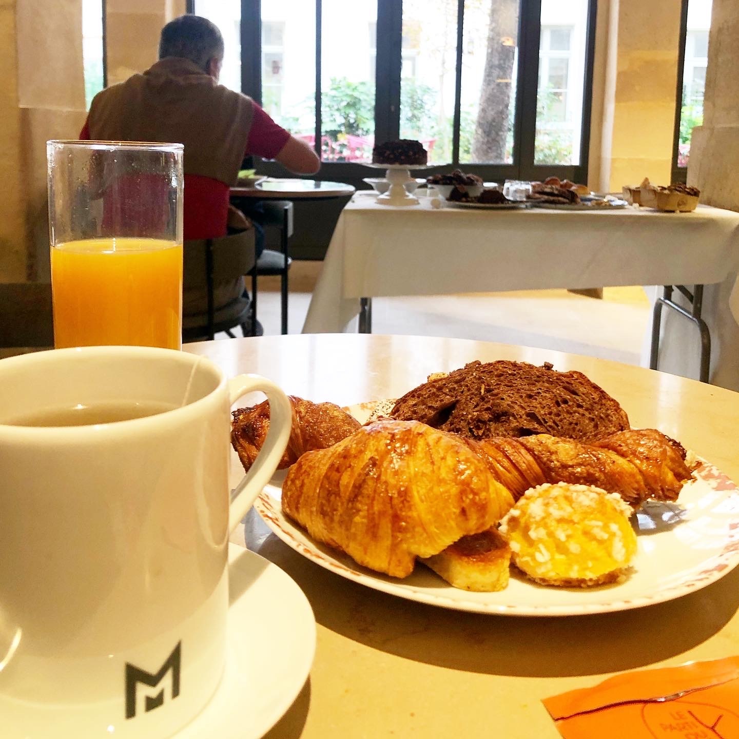 café Mulot ヴィクトール・ユーゴーの家の中庭でティータイム カフェ・ミュロ_a0231632_22024932.jpg