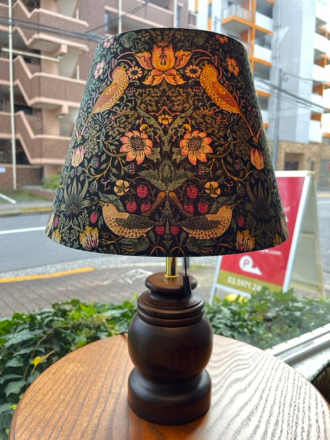 『BEST OF MORRIS』の『イチゴ泥棒』生地で『テーブルランプ』を作りました by interior styling of bright_c0157866_21312486.jpg