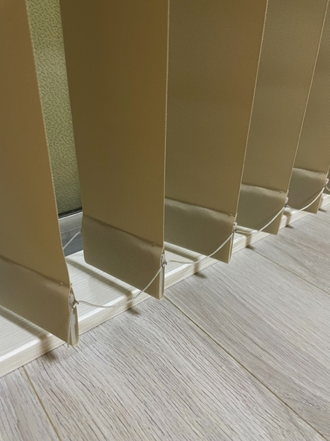 掃き出し窓に『ニチベイ』のバーチカルブラインド『アルペジオ』を窓枠内付けで納めました by interior styling of bright_c0157866_16521267.jpg