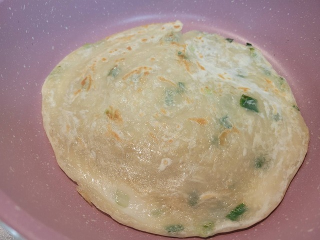 日本で見つけた台湾シリーズ：業務スーパーの冷凍食品「葱抓餅」を作ってみた_b0182708_07291079.jpg