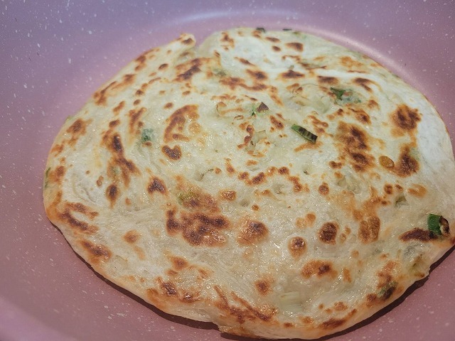 日本で見つけた台湾シリーズ：業務スーパーの冷凍食品「葱抓餅」を作ってみた_b0182708_07291344.jpg
