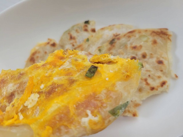 日本で見つけた台湾シリーズ：業務スーパーの冷凍食品「葱抓餅」を作ってみた_b0182708_07292564.jpg